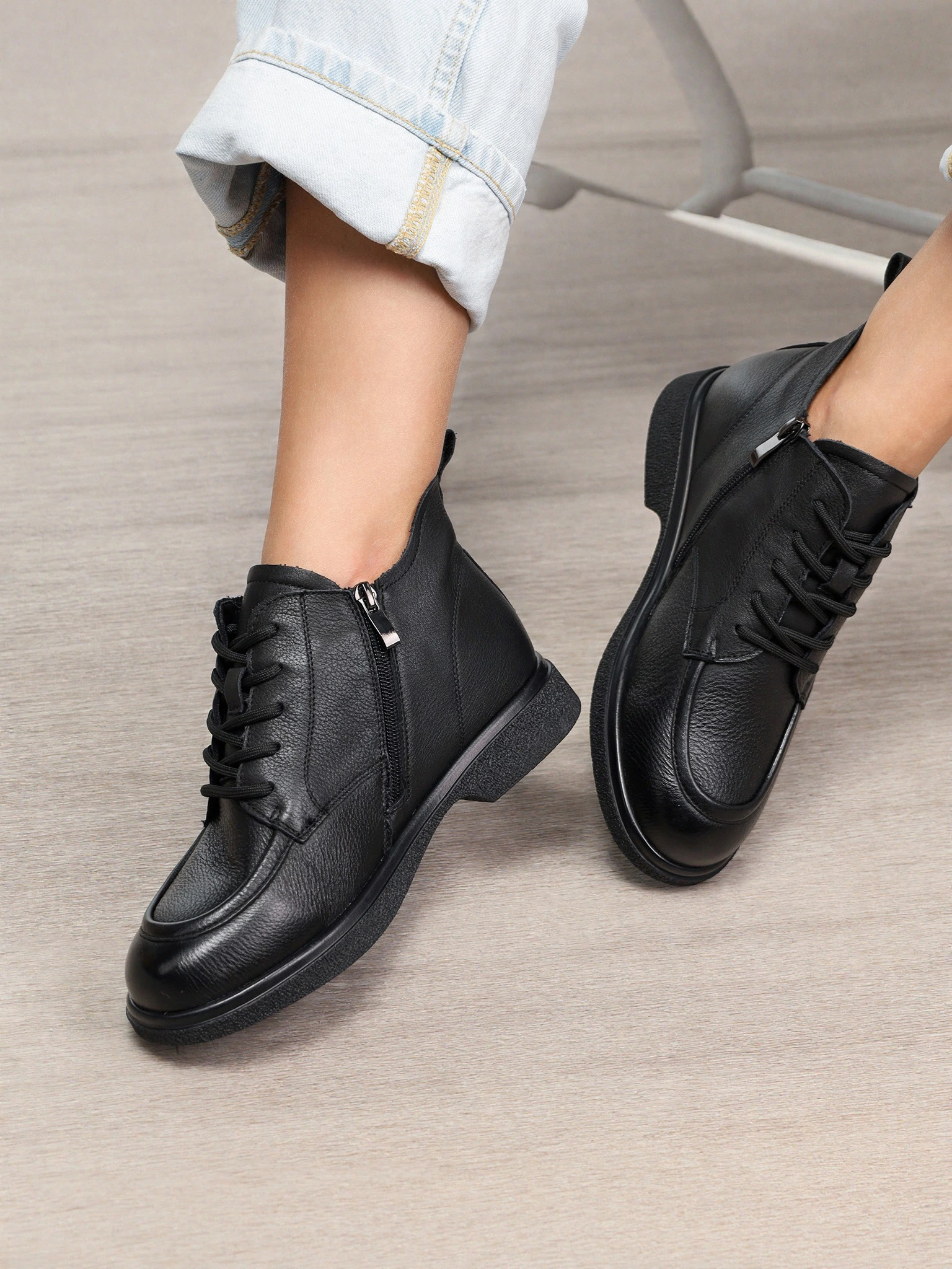 Ботинки черного цвета на низком каблуке